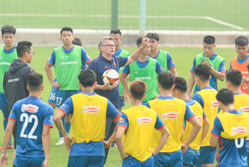 Ông Troussier miệt mài vào công cuộc đổi mới cho bóng đá Việt Nam